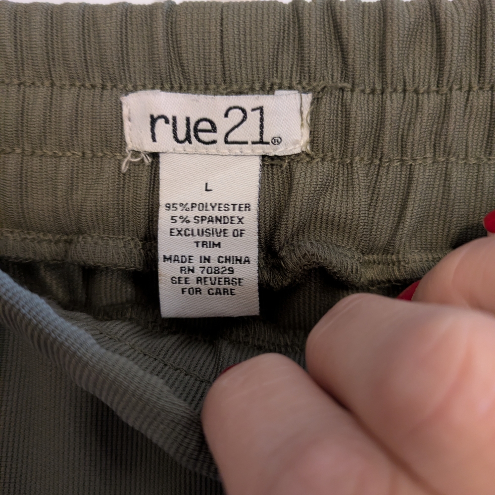 Rue21 Olive Green Ribbed Cargo Joggers with Silver Chain – Size Large - Picture 2 of 6